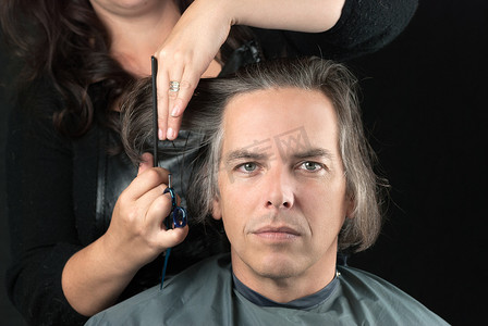 男子为癌症筹款活动剪掉长发