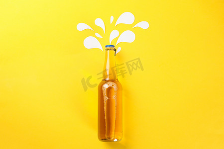 黄色背景中的一瓶啤酒，文字空间