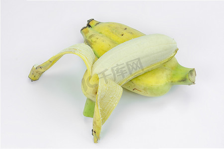 在白色背景的被剥皮的耕种的香蕉。