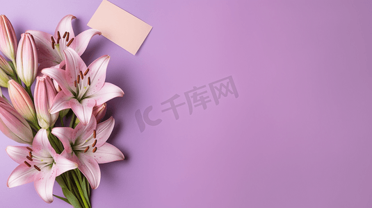粉色百合花放和贺卡在粉色背景左侧