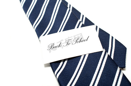 回到蓝色领带上的学校标签