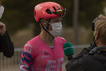 第四摄影照片_记者采访西班牙自行车赛第四赛段冠军