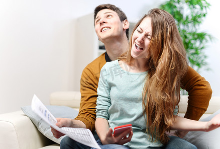 快乐的年轻夫妇高兴地查询他们的银行账户