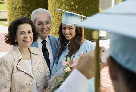 毕业生和祖父母在外面拍照