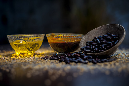 由一些红豆或芸豆绿豆和一些绿茶组成的黑色光泽表面上的家庭毛孔补救措施。