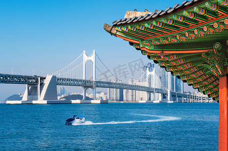 广安桥摄影照片_景福宫屋顶的看法。釜山的广安桥和海云台，