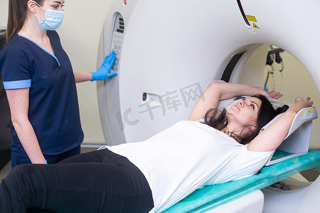 断层扫描仪摄影照片_医生为女性患者做计算机断层扫描 股票照片。