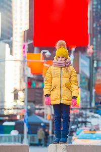 时代新摄影照片_可爱的小女孩在纽约时代广场玩得开心