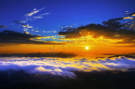 seo摄影照片_Seoraksan 山脉被晨雾和日出覆盖在 Seo