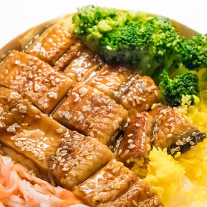 unagi摄影照片_日本烤鳗鱼和米饭碗套装。