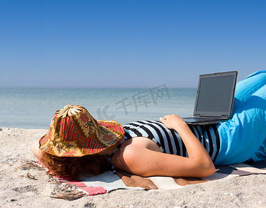 女人睡觉摄影照片_女孩在海边睡着笔记本电脑