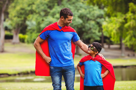穿着超级英雄服装的父亲和儿子