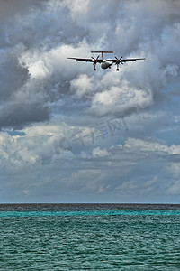 飞机降落在荷属安的列斯群岛圣马丁岛海岸