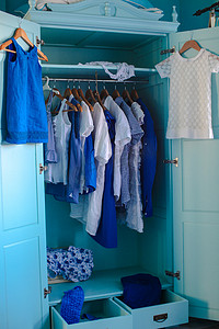 衣橱里有蓝色衣服的更衣室