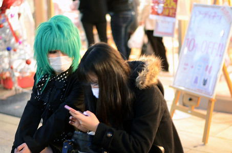 人民动漫摄影照片_东京 - 大约 11 月 24 日：角色扮演服装的身份不明的日本女孩