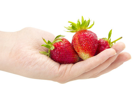 新鲜的草莓在手