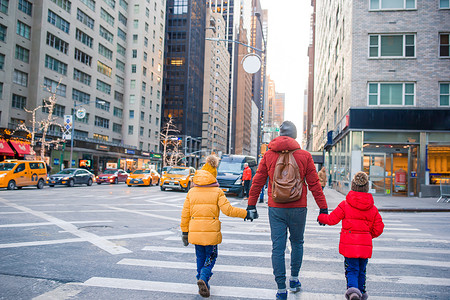 时代新摄影照片_父亲和小孩在纽约市度假时在时代广场的一家人