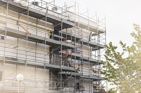 建筑物的建造和装饰。旧建筑物的脚手架和改造