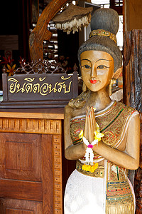 不客气，在木片上用泰语写着泰国女人的造型