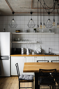豪华住宅中现代、明亮、干净的厨房内部配有不锈钢器具。