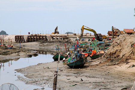 泰国渔船用作在海中寻找鱼的交通工具