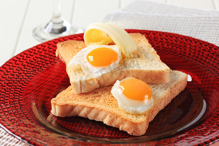 白盘子摄影照片_煎鸡蛋和吐司