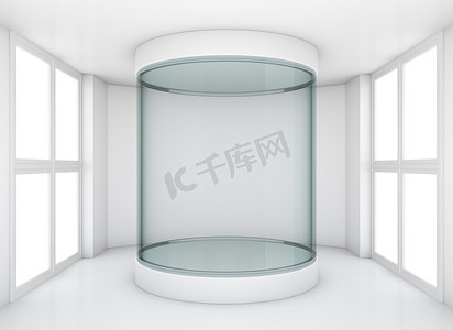 画廊中的玻璃圆柱形陈列柜