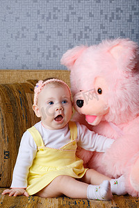 粉色玩具熊摄影照片_小女孩和玩具熊