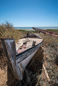 Ria Formosa 沼泽地沙丘植被上的弃船