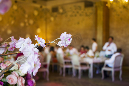 装饰礼花摄影照片_婚礼餐桌布置有鲜花和蜡烛、装饰和设计背景。