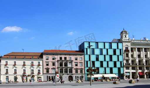 日光下的自由广场与现代和历史建筑