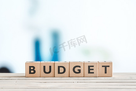 预算表格摄影照片_在一张木桌上的预算标志