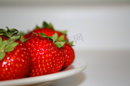 盘子里的草莓摄影照片_盘子里的草莓