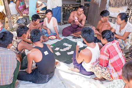 缅甸仰光 — 2015 年 11 月 25 日：缅甸村民打牌