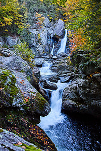 纽约州北部的三层瀑布穿过带秋叶的巨石