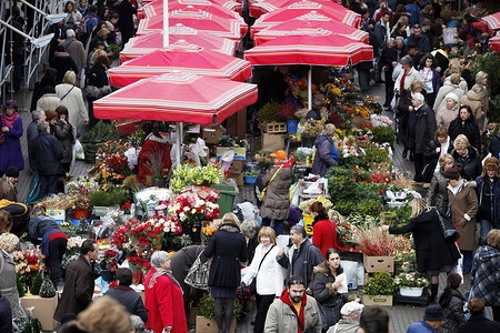 人们在克罗地亚萨格勒布的多拉克市场卖花