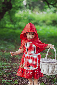 穿着小红帽服装的迷人宝贝
