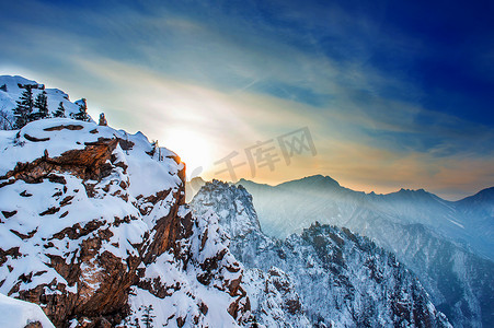 雪岳山在冬天与日落，韩国名山