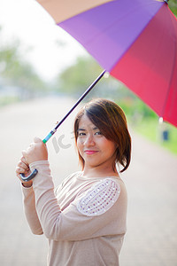 拿着伞的画象亚裔妇女。