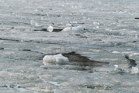 上春背景摄影照片_春湖上融化的冰