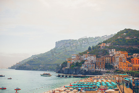 意大利美丽的沿海城镇 — 阿马尔菲海岸风景秀丽的阿马尔菲村