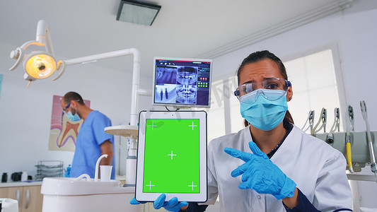 Pov 患者向牙医展示带色度显示器的平板电脑