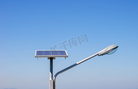 蓝色技术呢摄影照片_带太阳能电池板的路灯。