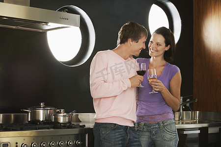 情侣浪漫场景摄影照片_浪漫的情侣在厨房里喝酒
