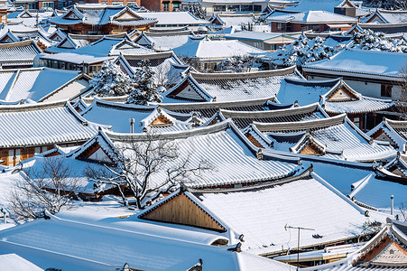 被雪覆盖的全州传统韩国村庄的屋顶，Jeo