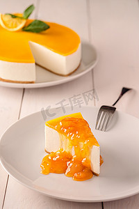 马斯卡彭摄影照片_酥皮糕点上的芝士蛋糕片，配香草蛋奶酥和百香果泥，配橙子果酱