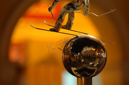 银球上的滑雪者雕像