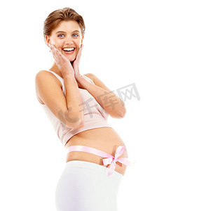 趴着摄影照片_工作室里的孕妇、肖像和女人带着丝带，开心地趴着，微笑着，为生育的礼物而兴奋。