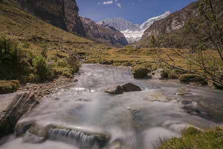 秘鲁安卡什白雪皑皑的安第斯山脉白雪皑皑的科迪勒拉布兰卡的河流和瓦斯卡兰地块