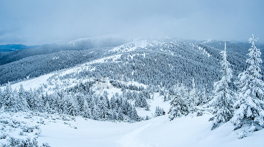 山小山的安静的旅游村庄